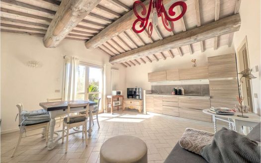 Luminoso e ampio bilocale finemente ritrutturato con ampio giardino privato in Località Paduletto