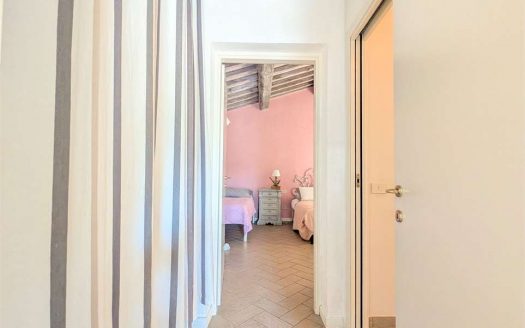 Luminoso e ampio bilocale finemente ritrutturato con ampio giardino privato in Località Paduletto