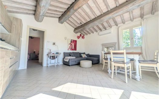 Luminoso e ampio bilocale finemente ritrutturato con ampio giardino privato in Località Paduletto