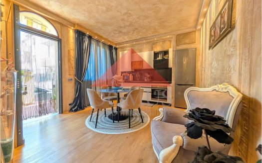 Comodo bilocale piano terra ingresso indipendente con garage, finemente ristrutturato