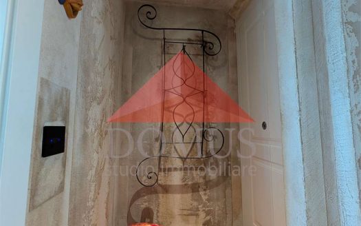 Comodo bilocale piano terra ingresso indipendente con garage, finemente ristrutturato