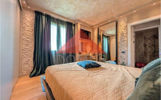 Comodo bilocale piano terra ingresso indipendente con garage, finemente ristrutturato