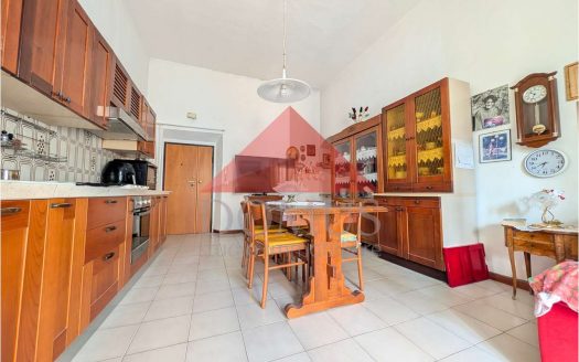 Appartamento al piano primo in zona semicentrale