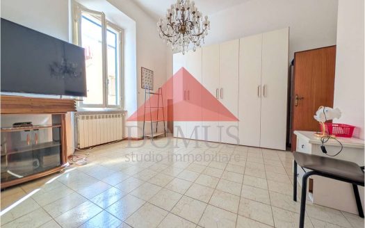 Appartamento al piano primo in zona semicentrale