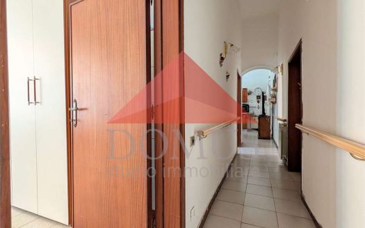 Appartamento al piano primo in zona semicentrale
