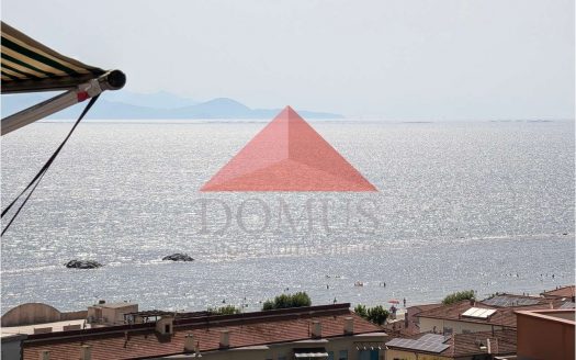 Luminoso appartamento in pieno centro vista mare
