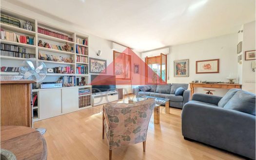 Esclusiva porzione di villa con giardino e vista mare