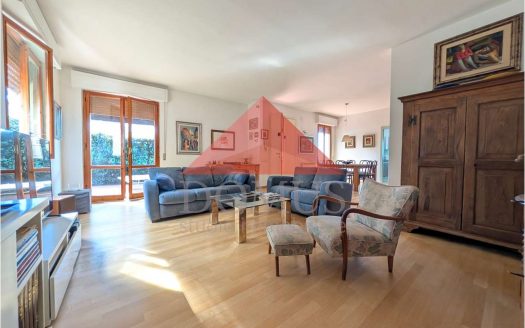 Esclusiva porzione di villa con giardino e vista mare