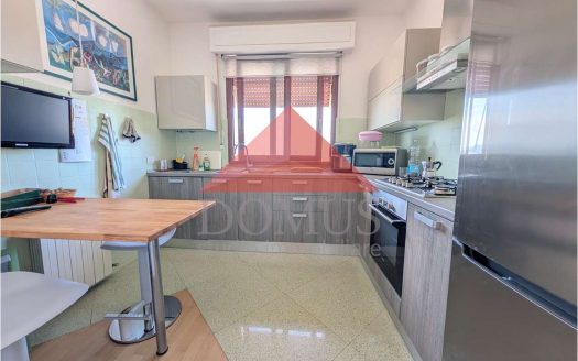 Esclusiva porzione di villa con giardino e vista mare