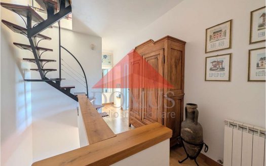 Esclusiva porzione di villa con giardino e vista mare